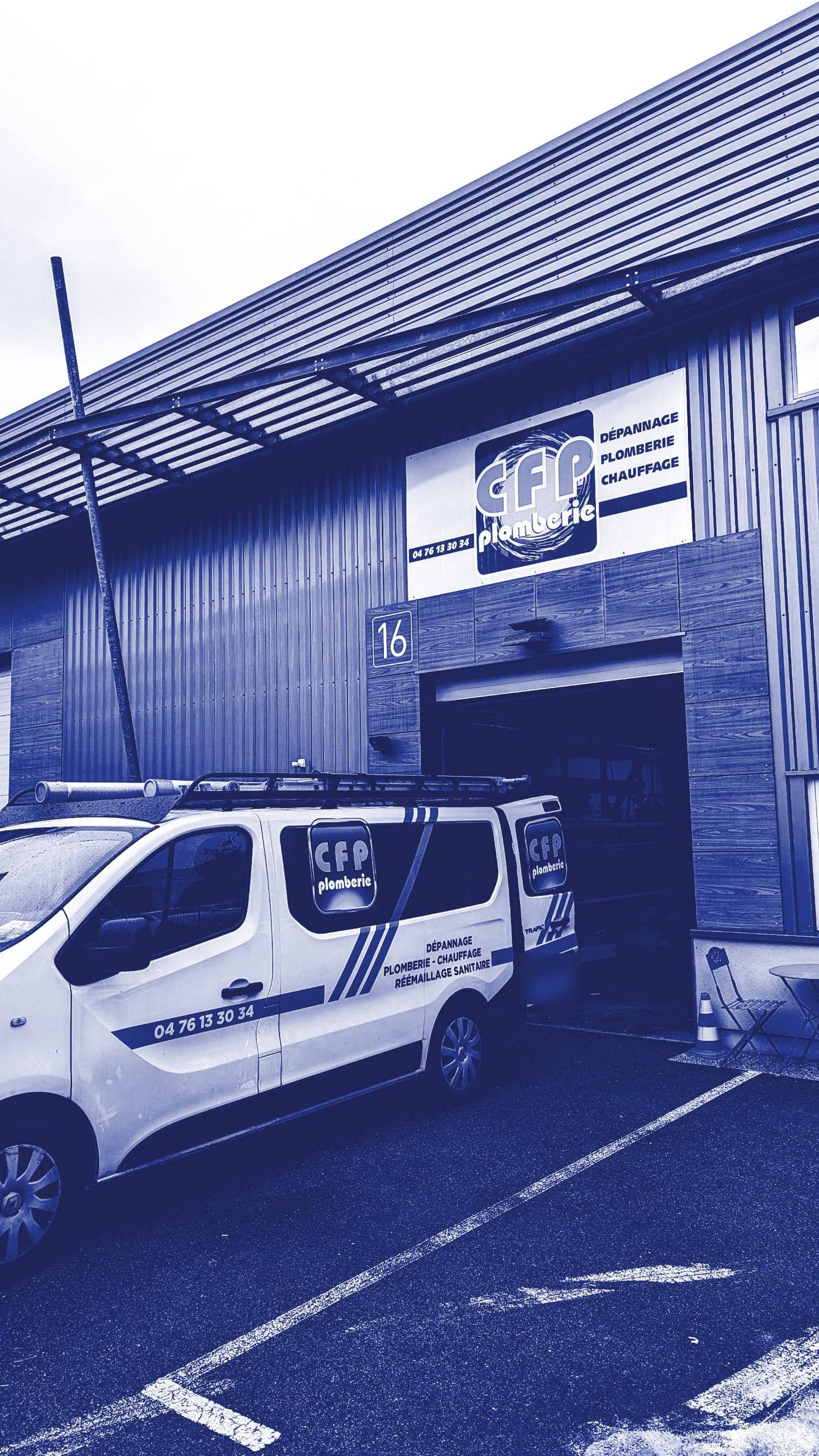 L’atelier CFP Plomberie à Saint-Martin-d’Hères, son enseigne et un utilitaire floqué