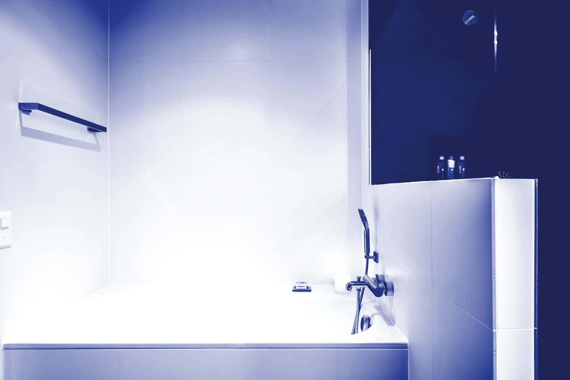 Baignoire blanche et sa robinetterie après rénovation