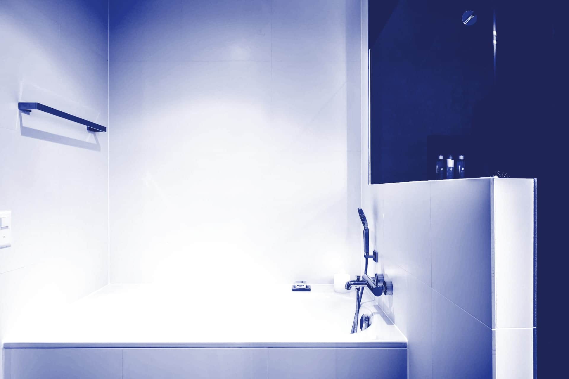 Baignoire blanche et sa robinetterie après rénovation