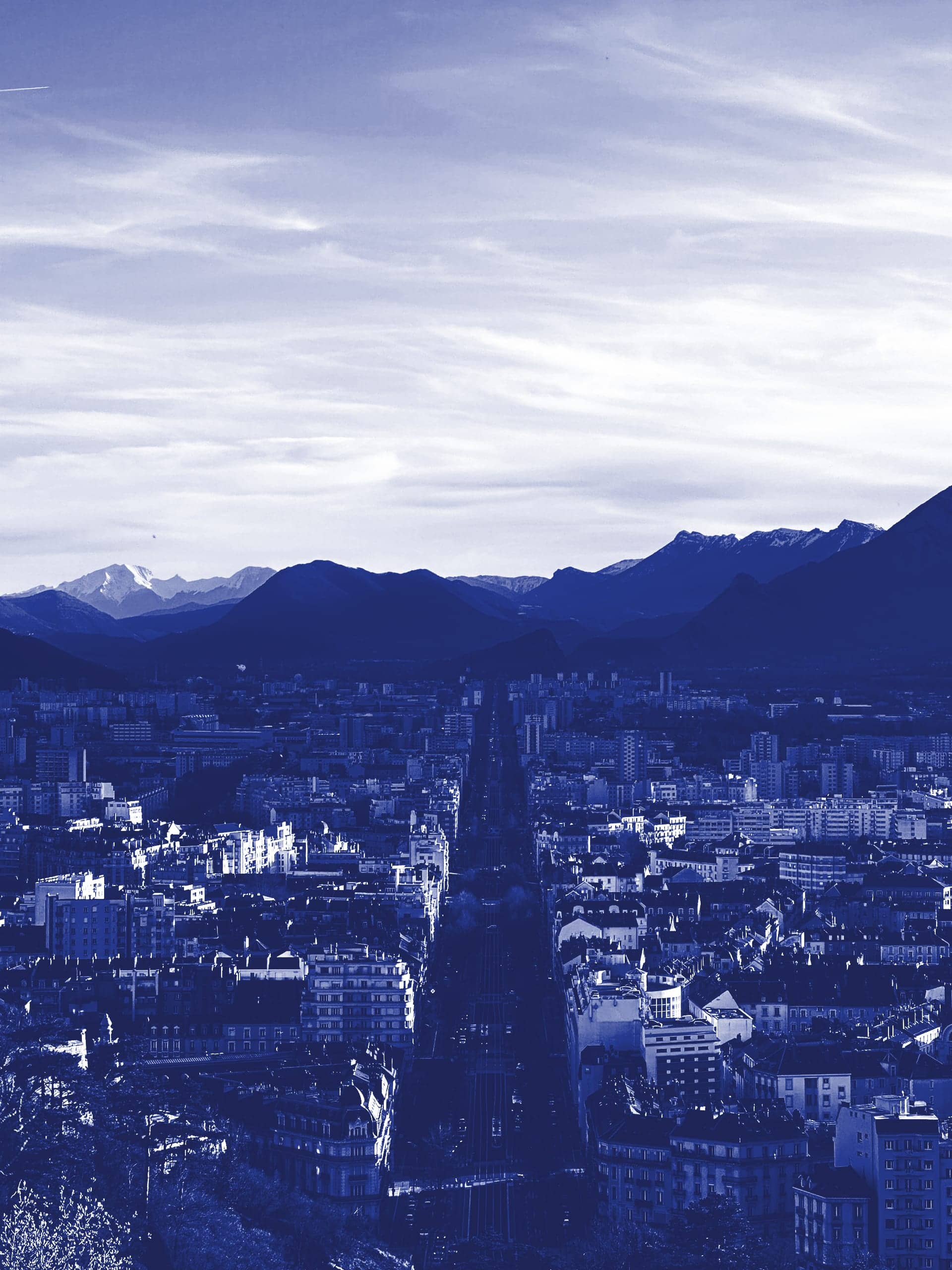 Grenoble vue d’en haut, le cours Jean-Jaurès et les montagnes au fond