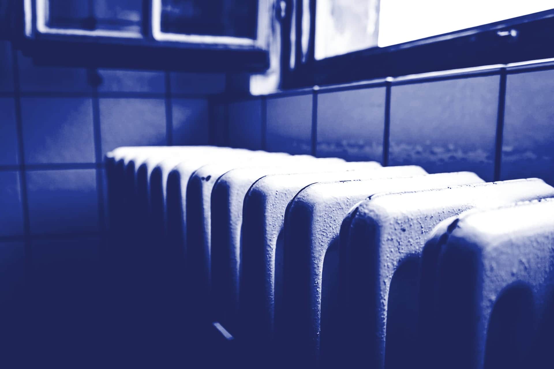Radiateur en fonte sous une fenêtre